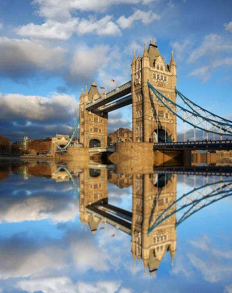 Famous Tower Bridge το βράδυ, Λονδίνο, Αγγλία — Φωτογραφία Αρχείου