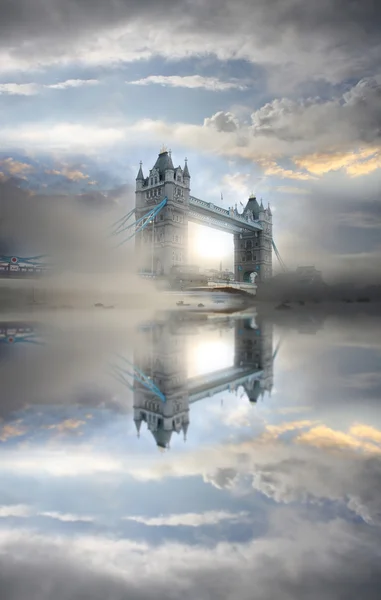 Tower Bridge with fog, London, UK — Stock Photo, Image