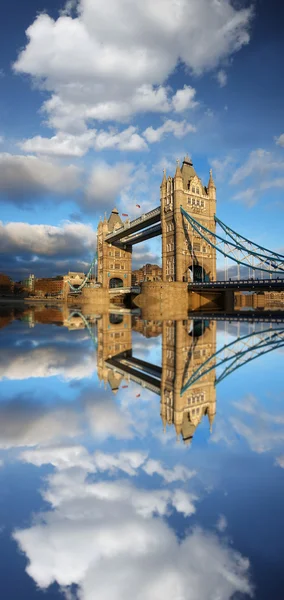 Wieczorem słynny Tower Bridge, Londyn, Anglia — Zdjęcie stockowe