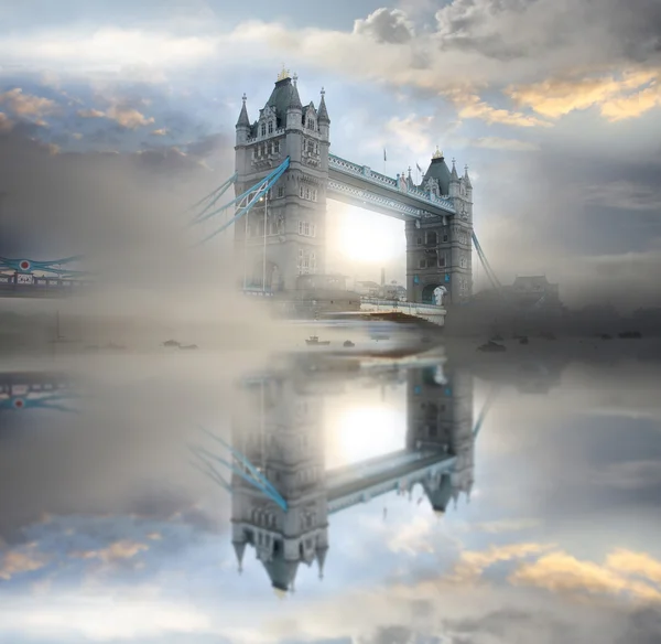 Wieczorem słynny Tower Bridge, Londyn, Anglia — Zdjęcie stockowe