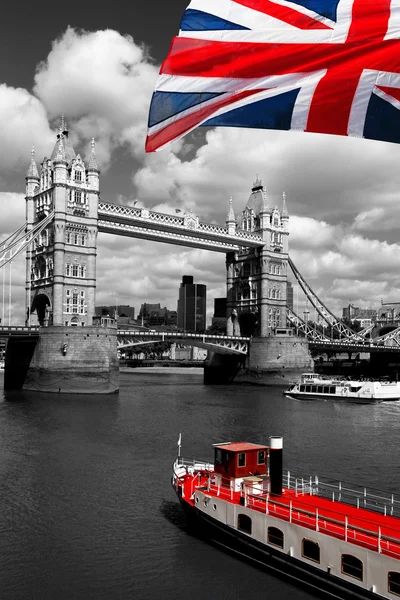 Londen, tower bridge met vlag van Engeland — Stockfoto