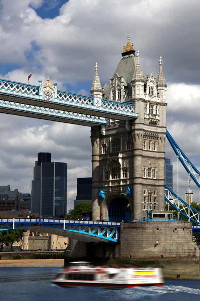 Tower Bridge com barco no rio em Londres, Reino Unido — Fotografia de Stock