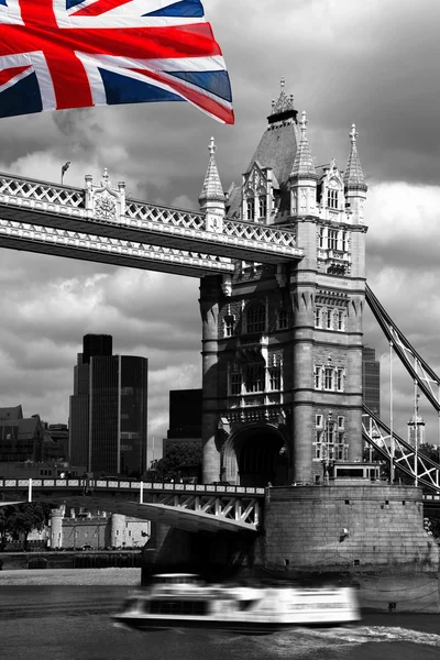 Londen, tower bridge met vlag van Engeland — Stockfoto