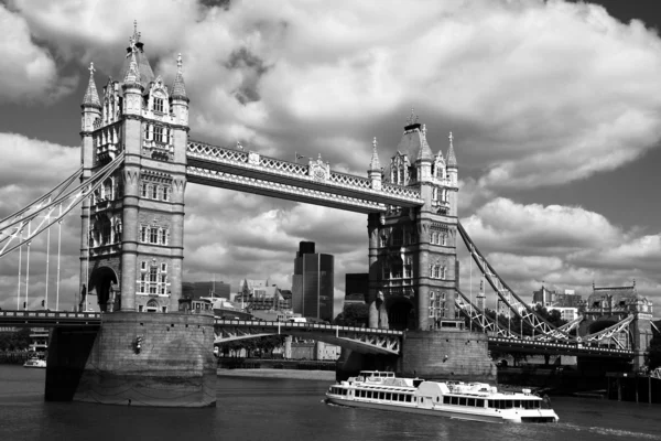 Wieczorem słynny Tower Bridge, Londyn, Anglia — Zdjęcie stockowe