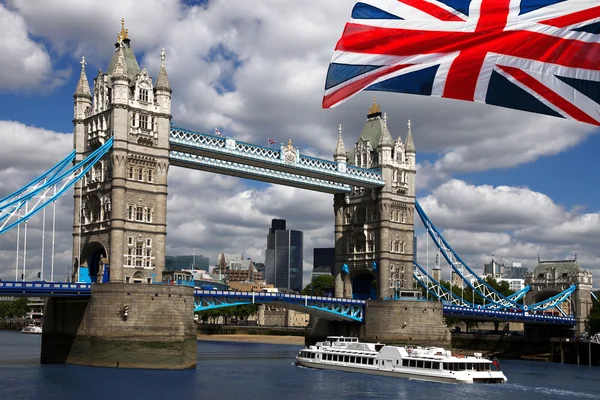 Londen, tower bridge met vlag van Engeland — Stockfoto