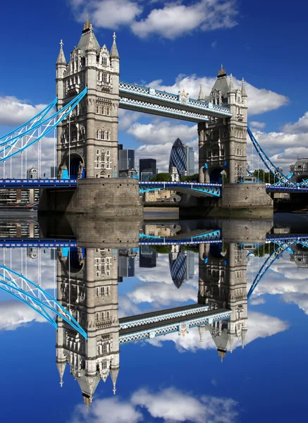 Famoso Tower Bridge en la noche, Londres, Inglaterra — Foto de Stock