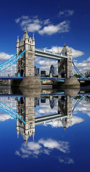 Berömda tower bridge i london, england — Stockfoto