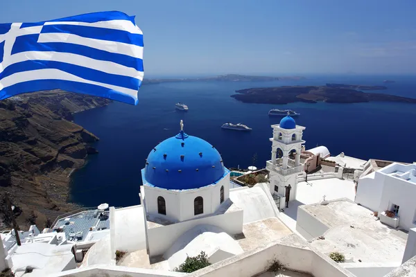 Santorini con bandera de Grecia, Fira capital — Foto de Stock