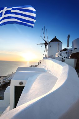 yel değirmeni karşı renkli günbatımı, santorini, Yunanistan