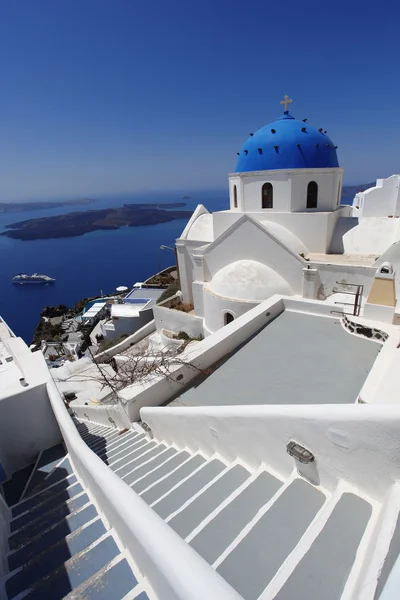 Yunanistan bayrağıyla Santorini, Fira başkenti — Stok fotoğraf