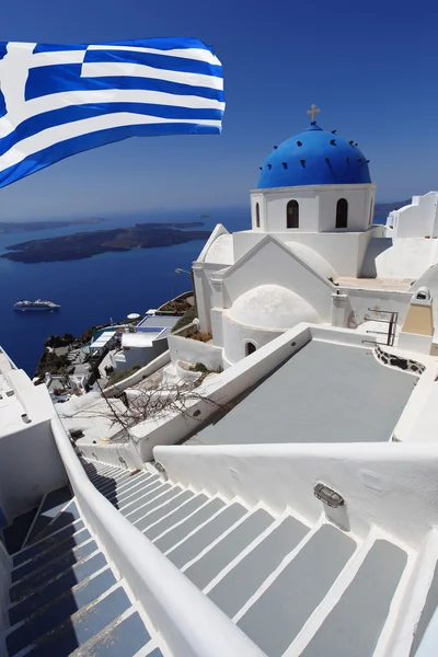 Santorini con bandera de Grecia, Fira capital —  Fotos de Stock