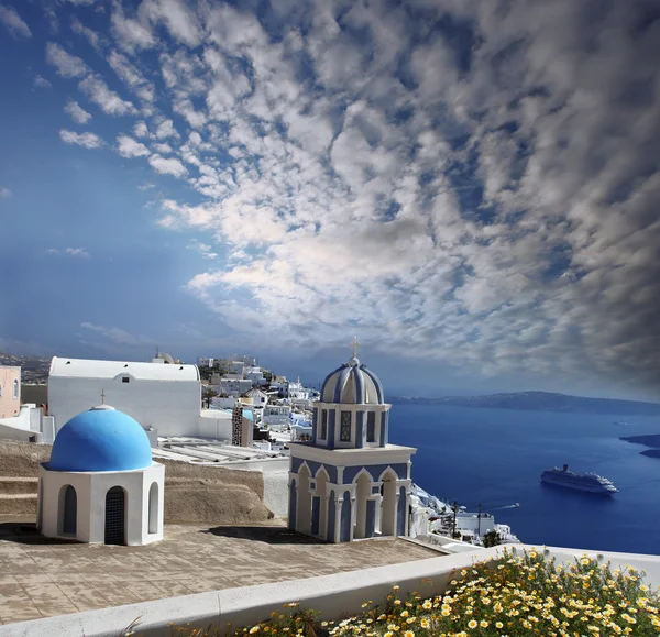 Santorini eiland met kerken en uitzicht op zee in Griekenland — Stockfoto