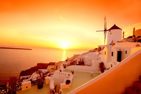 Szélmalom ellen, színes naplementét, Szantorini, Görögország — Stock Fotó