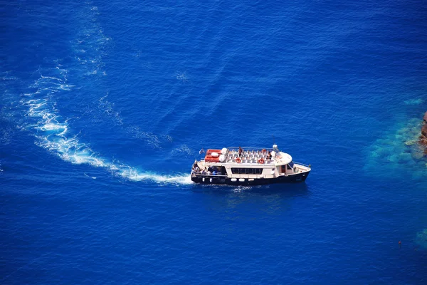 用小船在希腊的圣托里尼岛海岸 — 图库照片