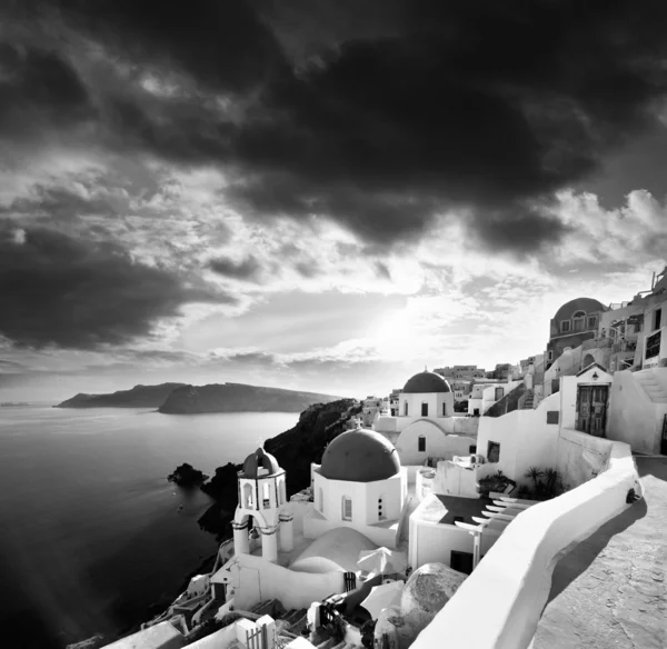 Incroyable Santorin avec églises et vue sur la mer en Grèce — Photo