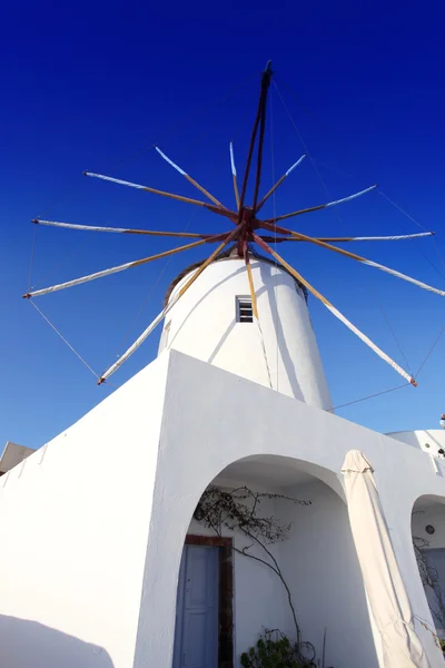 Ветряная мельница в Санторини — стоковое фото