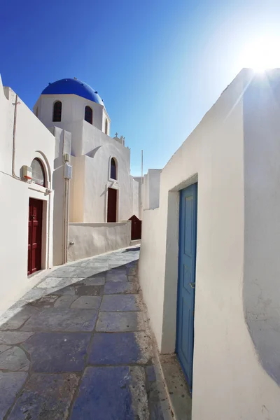 教会およびギリシャの海の景色を持つサントリーニ — ストック写真
