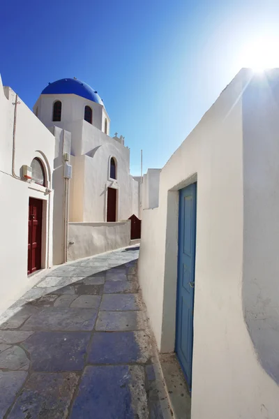 Santorini s církví a s výhledem na moře v Řecku — Stock fotografie