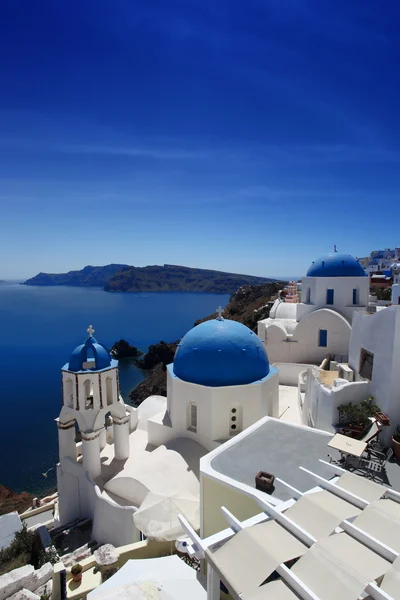 Increíble Santorini con iglesias y vistas al mar en Grecia —  Fotos de Stock