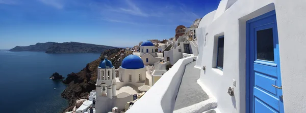 Verbazingwekkende santorini met kerken en uitzicht op zee in Griekenland — Stockfoto