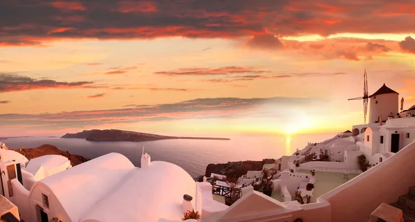 Moulin à vent contre le coucher de soleil coloré, Santorin, Grèce — Photo