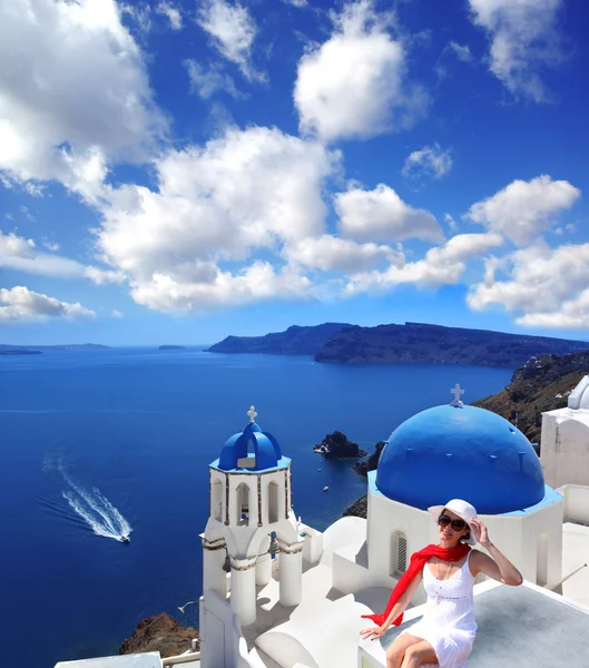 Mujer sexy en la isla de Santorini, pueblo de Oia, Grecia — Foto de Stock