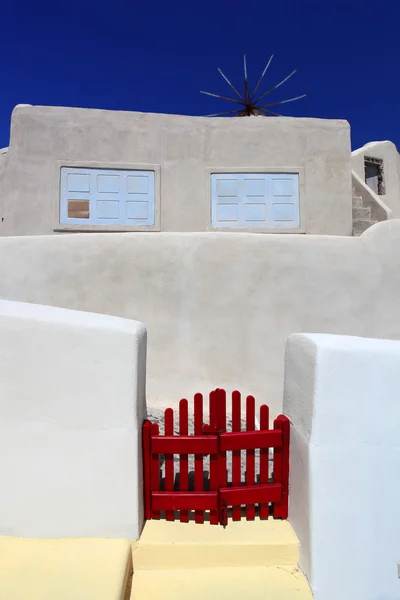 Eski ev, Yunanistan'da geleneksel beyaz mimarisi ile Santorini — Stok fotoğraf