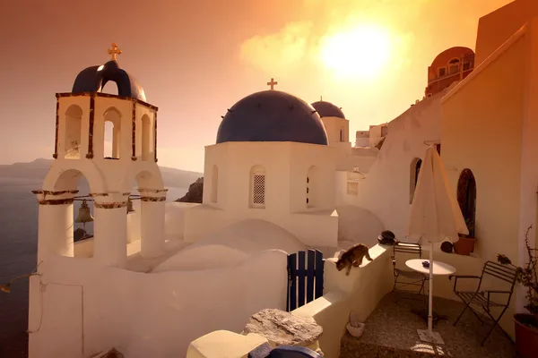 Santorini met kerken en uitzicht op zee in Griekenland — Stockfoto