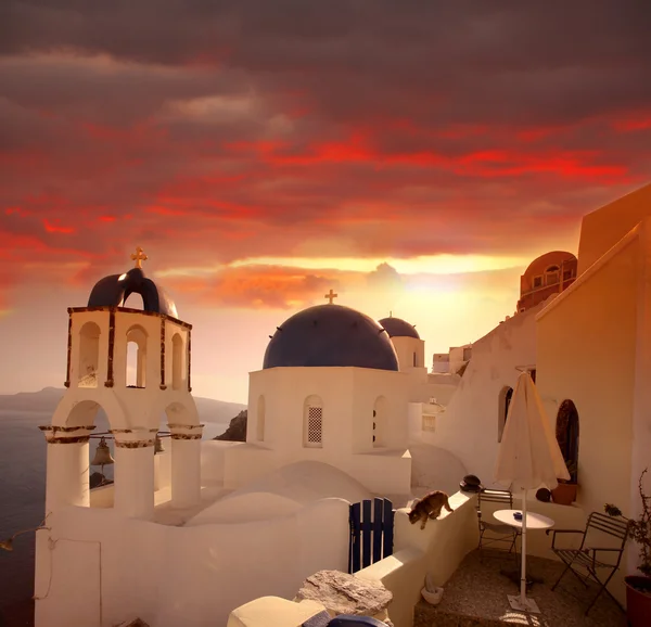 Santorini met kerken en uitzicht op zee in Griekenland — Stockfoto