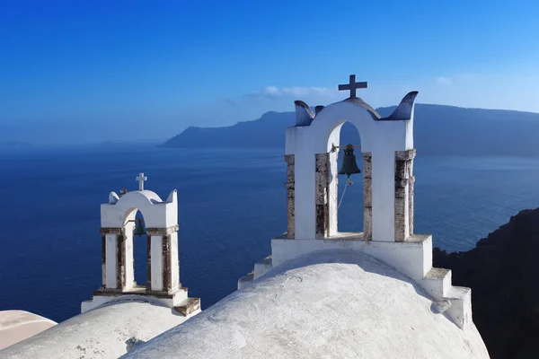 Санторини с церквями и видом на море в Греции — стоковое фото