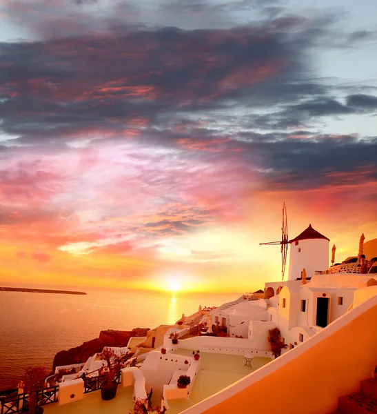 Windmill mot färgstark solnedgång, santorini, Grekland — Stockfoto