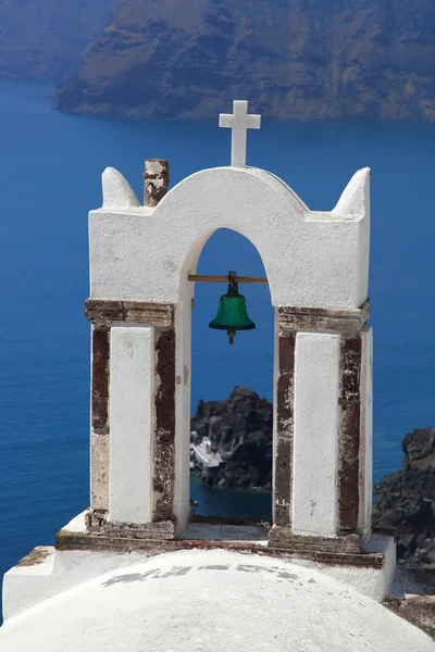 Santorini s církví a s výhledem na moře v Řecku — Stock fotografie