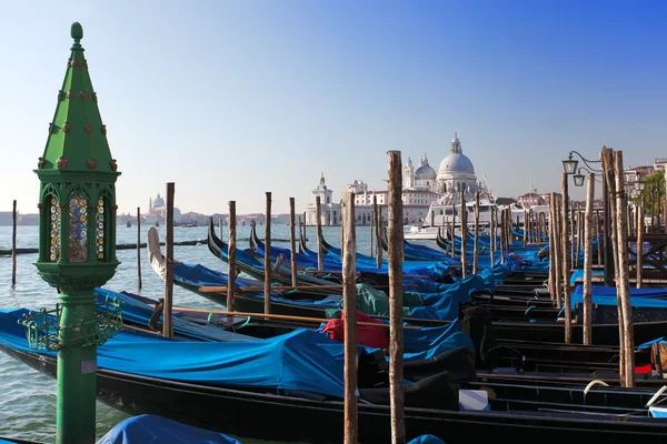 Veneza com gôndolas no Grande Canal na Itália — Fotografia de Stock