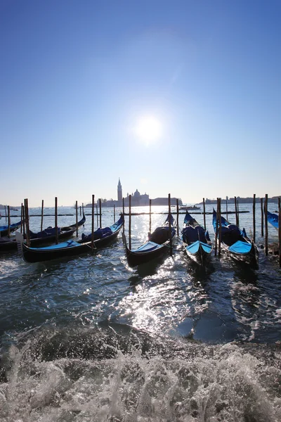 Benátky s gondoly na kanálu v Itálii — Stock fotografie