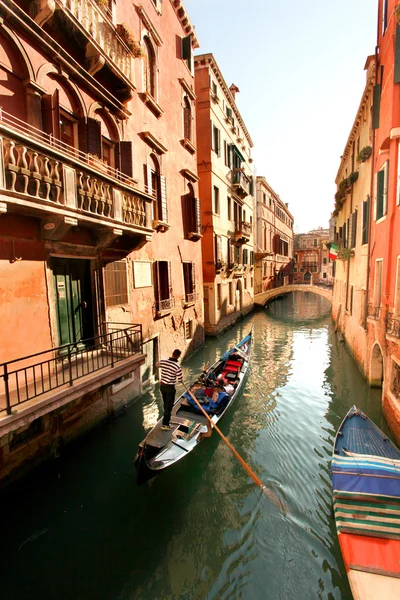 Venetië met gondel op kanaal in Italië — Stockfoto