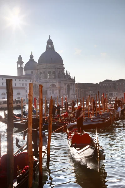 Veneza com gôndolas no canal na Itália — Fotografia de Stock