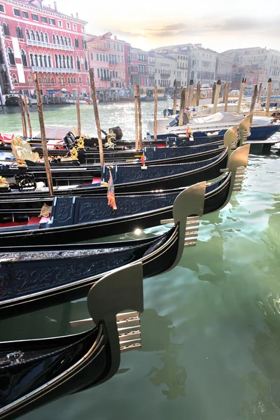 Venecia con góndolas en el canal en Italia —  Fotos de Stock