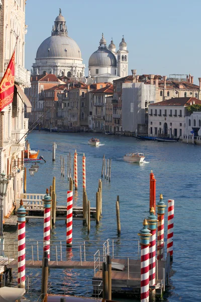 Venecia, Gran Canal con Basílica Santa Maria della Salute, Italia — Foto de Stock