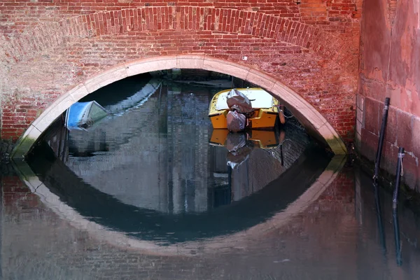 Venedig med gondoler i Italien — Stockfoto