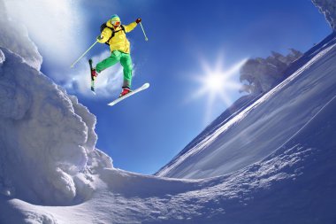 kayakçı kaya karşı mavi gökyüzü atlama