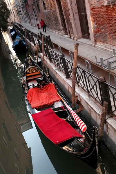 Veneza com gôndolas na Itália — Fotografia de Stock