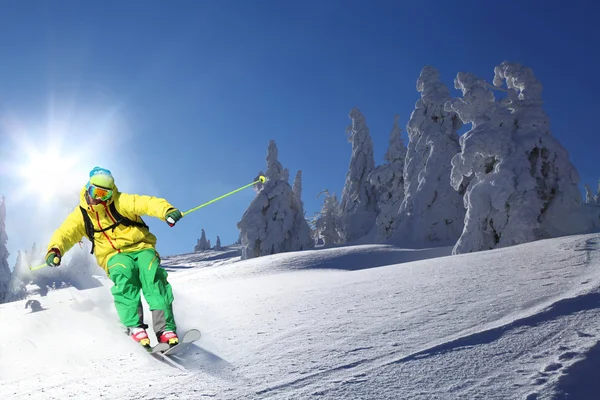 Esquiador pulando contra o céu azul da rocha — Fotografia de Stock