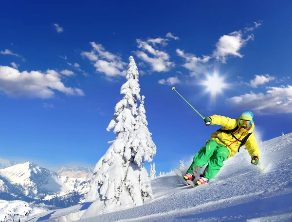 Skifahrer beim Skifahren im Hochgebirge — Stockfoto