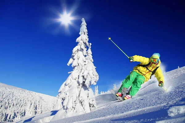 Skifahrer beim Skifahren im Hochgebirge — Stockfoto