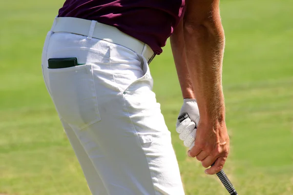 Hombre jugando al golf — Foto de Stock