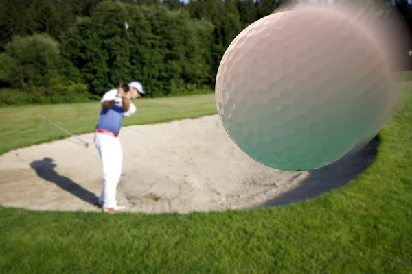 Hombre jugando al golf — Foto de Stock