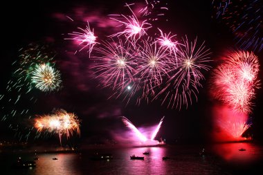 Yeni yıl, deniz üzerinde havai fişek kutlamaları