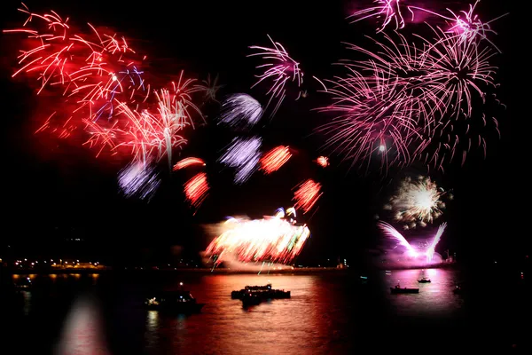 Celebração do ano novo, fogos de artifício sobre o mar — Fotografia de Stock