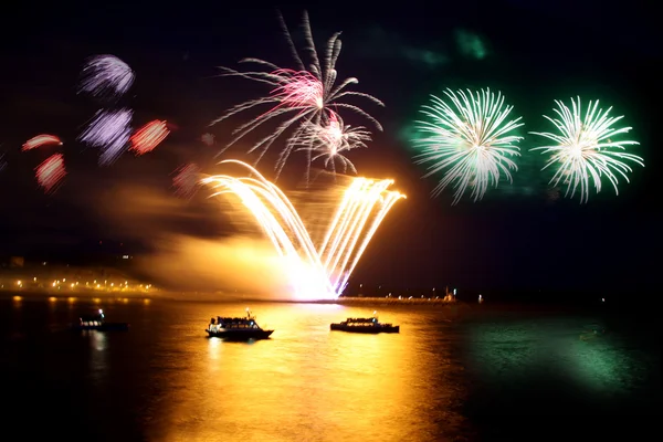 Obchody nowego roku, pokaz sztucznych ogni nad morzem — Zdjęcie stockowe