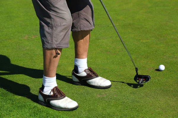 Hombre jugando al golf —  Fotos de Stock